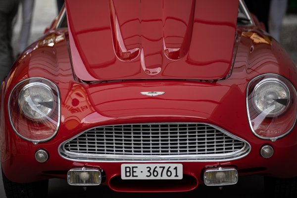 През 1960 британците възлагат на италианското ателие Zagato да се позанимае с техния DB4 GT и да му придаде малко по-атрактивен вид. С работата е натоварен дизайнерът Еторе Скола. 